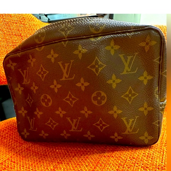 WOW Poshmark Authentic Louis Vuitton Case - Picture 3 of 16